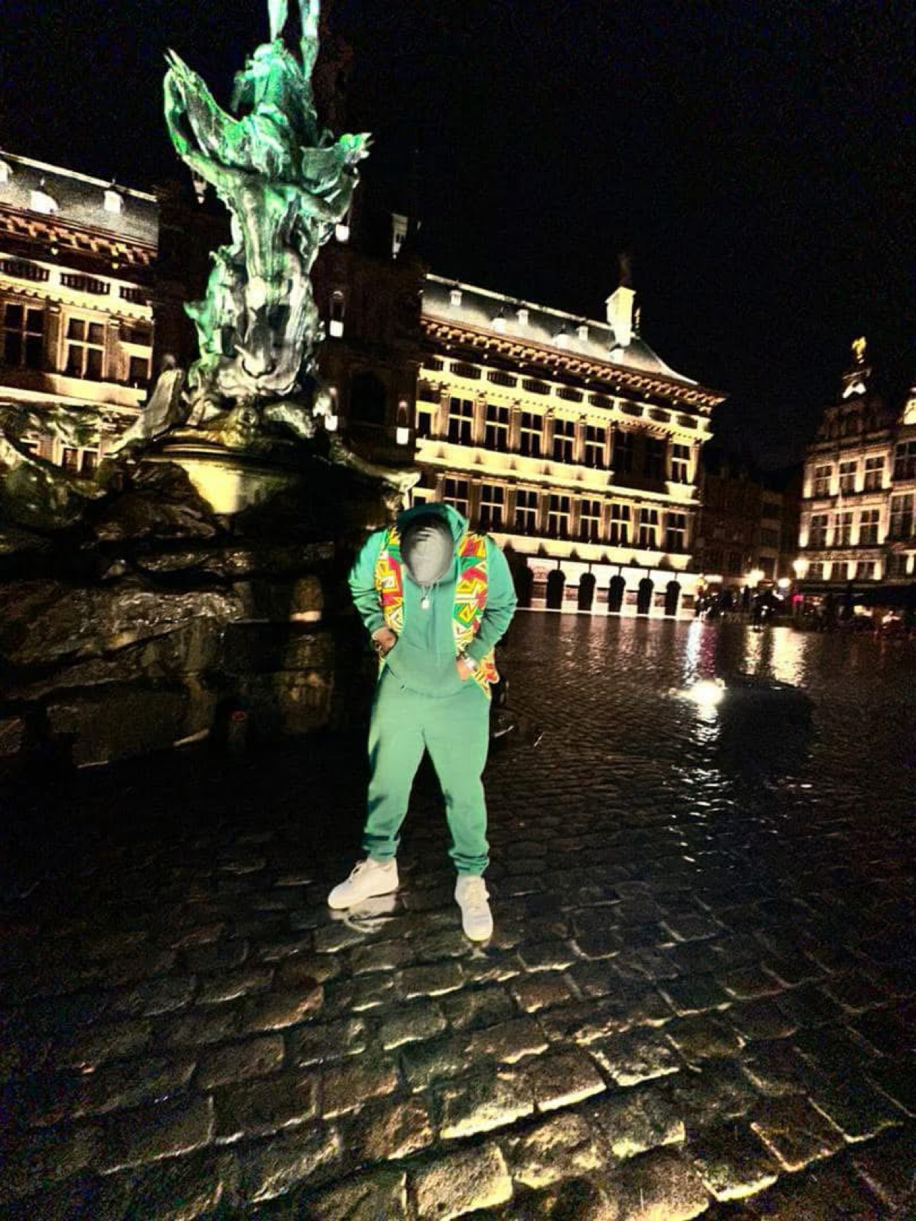 Le Mélangeur à Anvers, devant la fontaine Brabo, de nuit