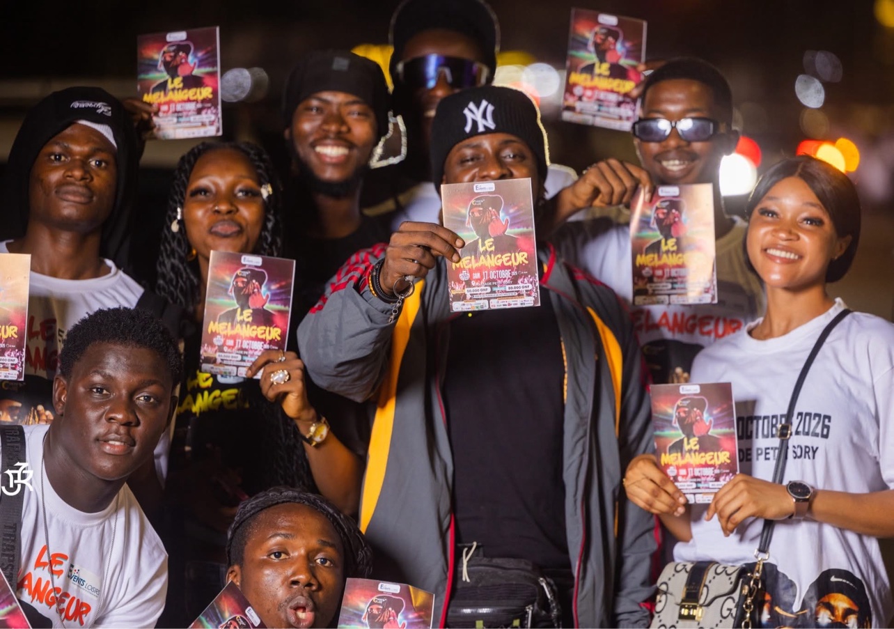 Des fans tenant les flyers du concert du stade Petit Sory, pendant la promotion