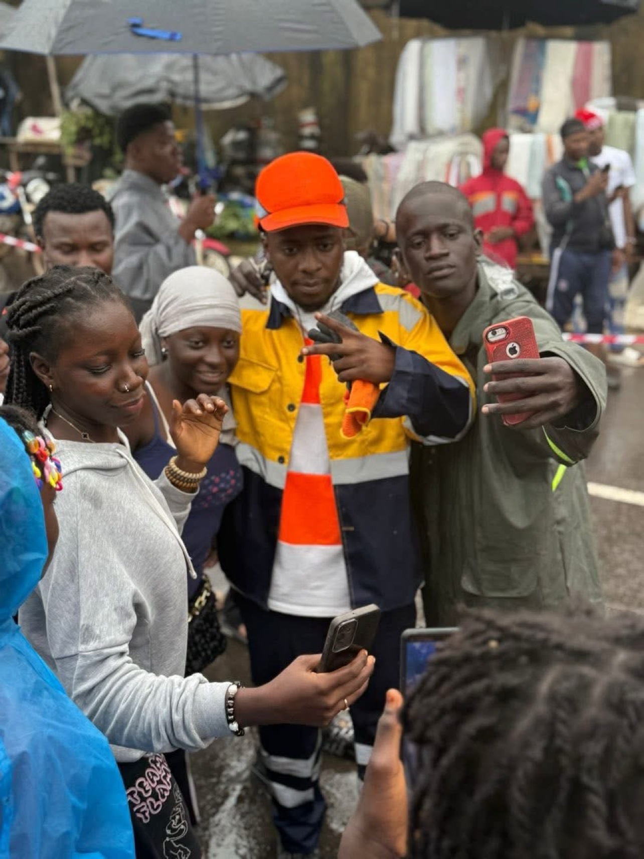 Le Mélangeur en selfie avec ses fans, lors d’une action communautaire