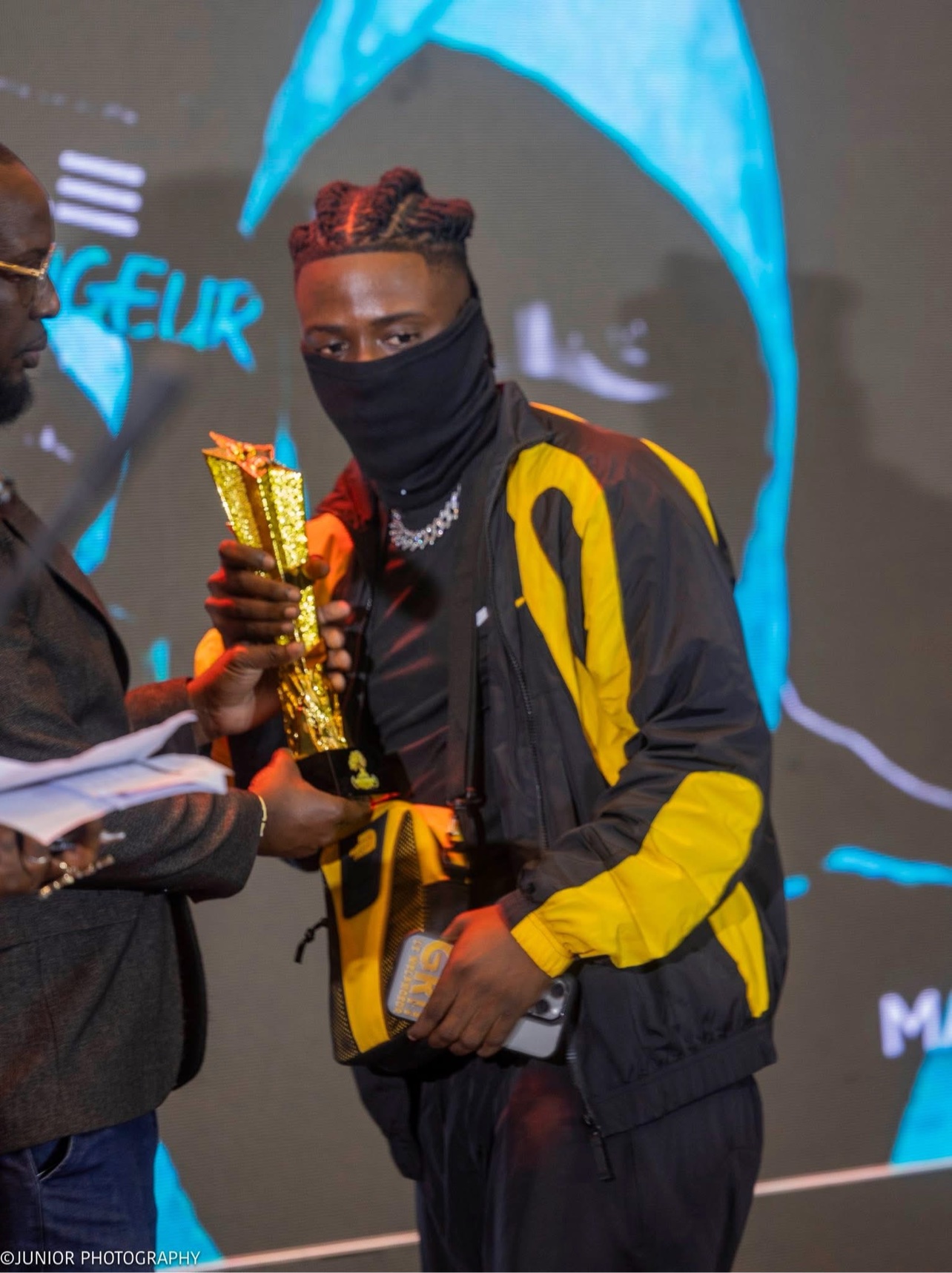 Le Mélangeur recevant son trophée, le visuel de l’album Maraguiri en arrière-plan