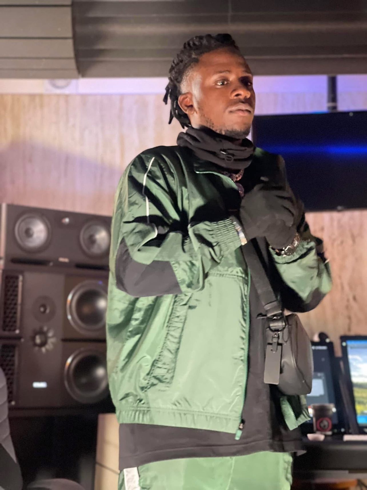 Le Mélangeur au studio, devant les enceintes