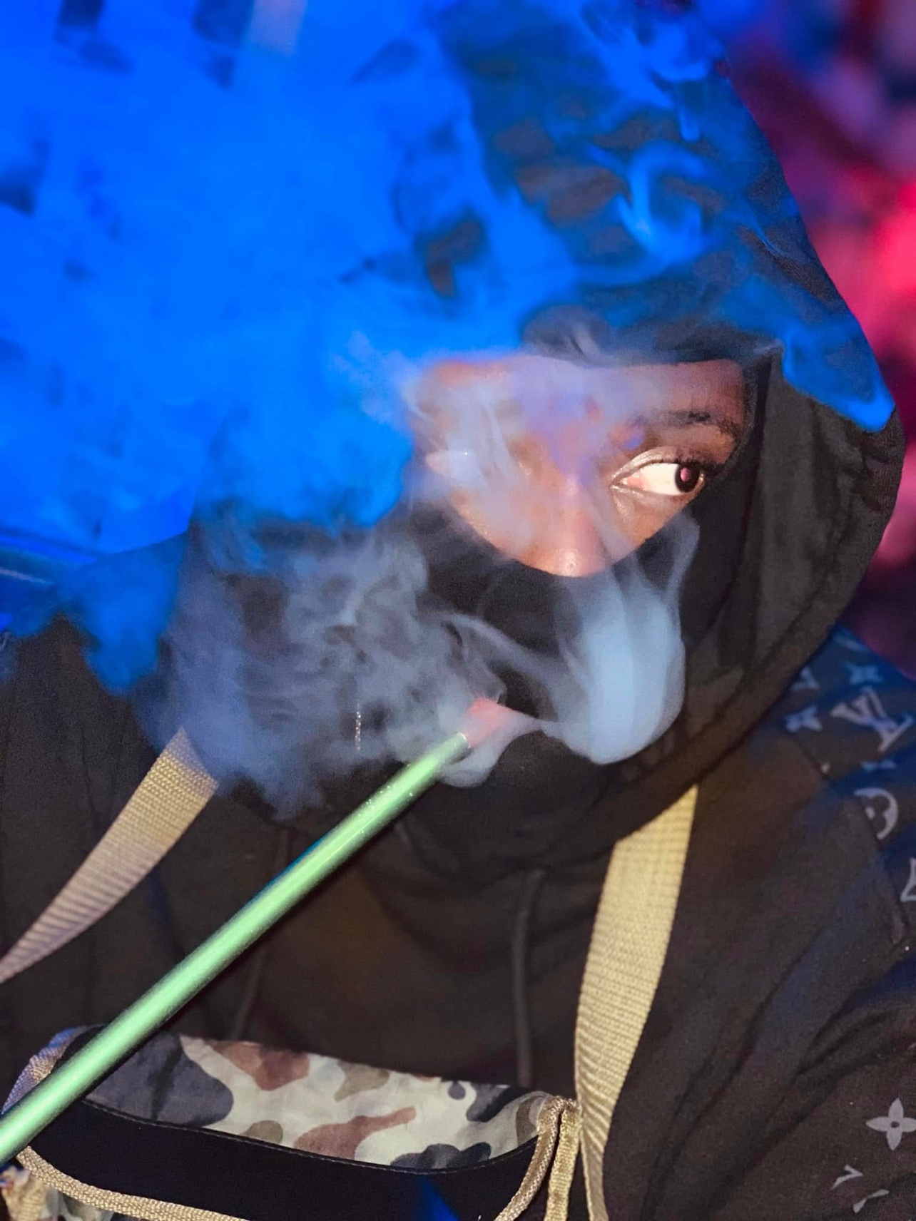Portrait de Le Mélangeur dans une fumée bleue