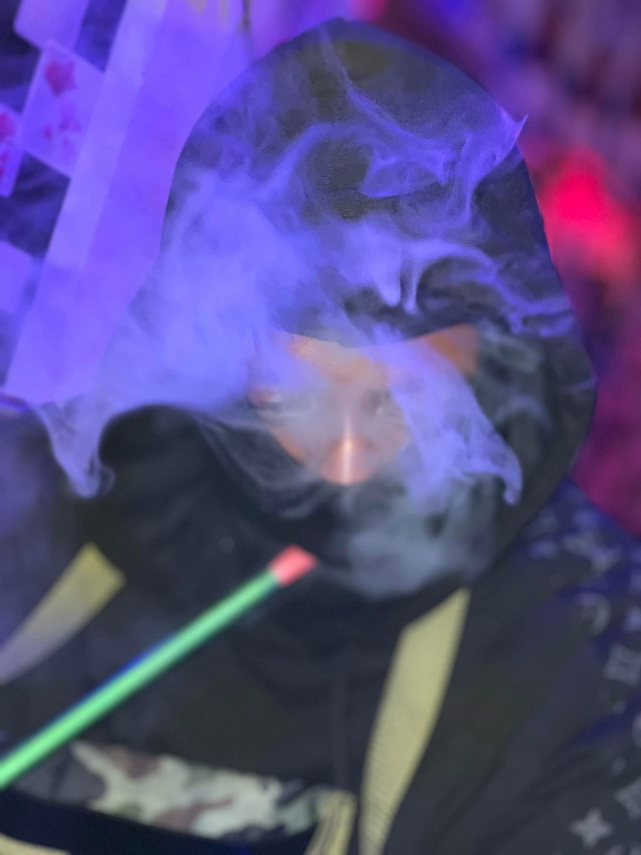 Portrait de Le Mélangeur dans une fumée violette